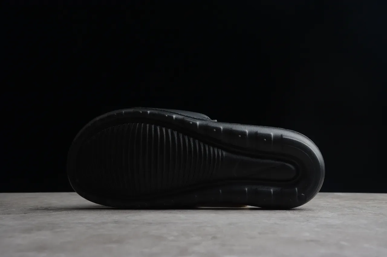 Nike Benassi JDI काली मेटैलिक Logo चप्पल 9