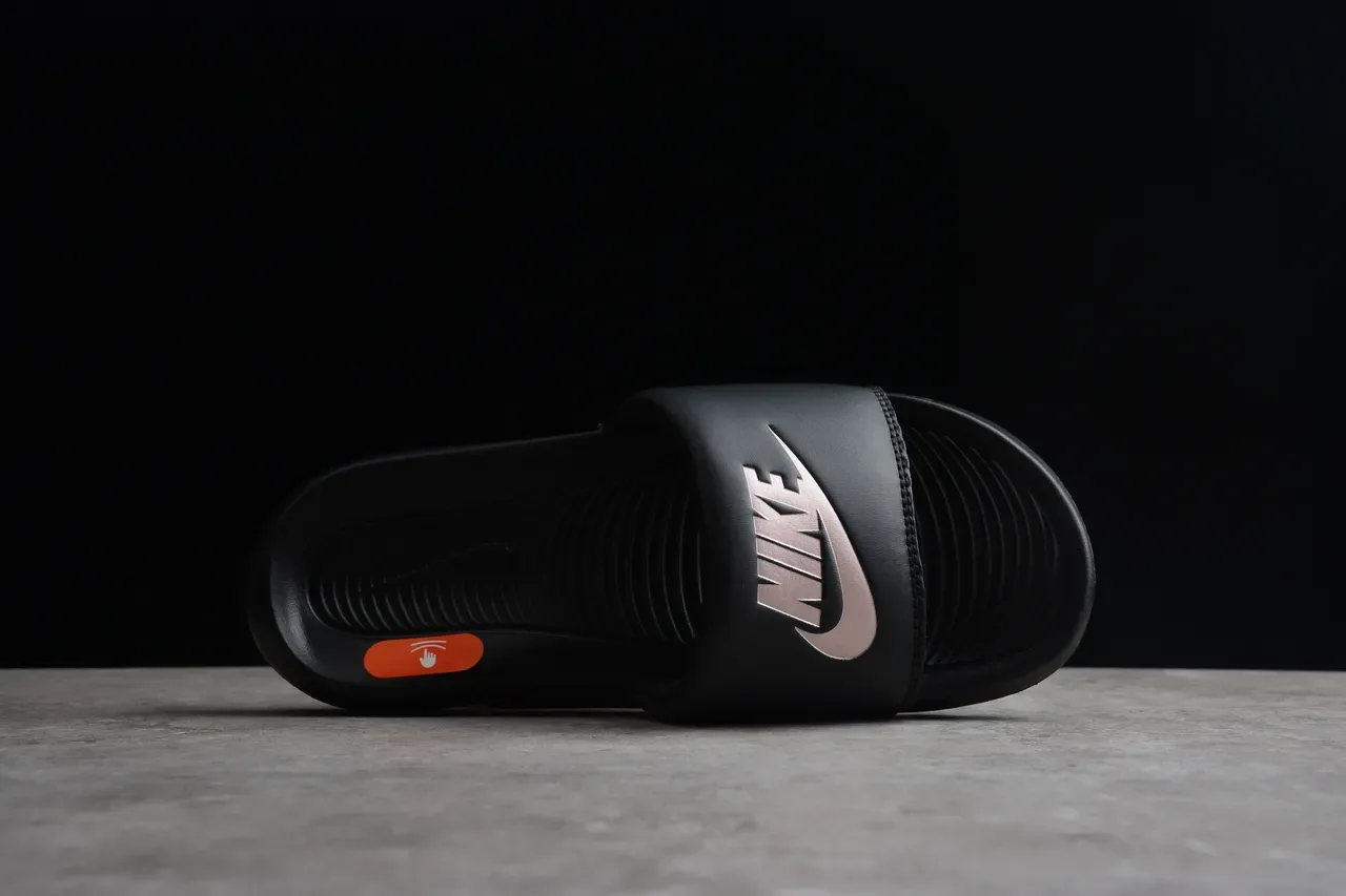 Nike Benassi JDI काली मेटैलिक Logo चप्पल 10