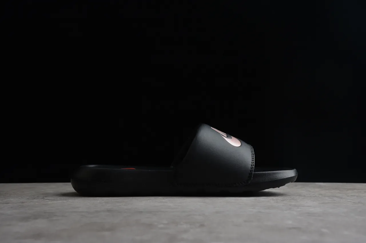 Nike Benassi JDI काली मेटैलिक Logo चप्पल 11