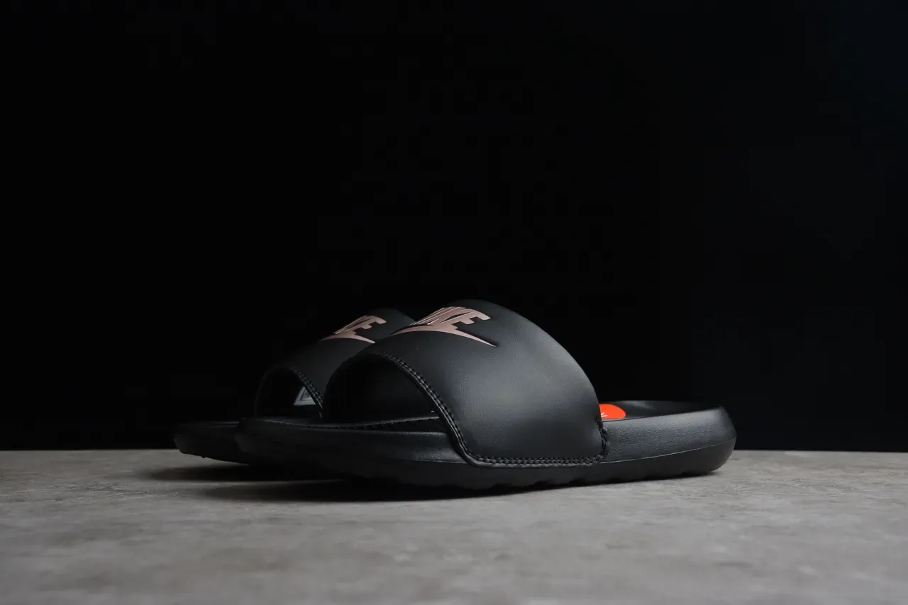 Nike Benassi JDI काली मेटैलिक Logo चप्पल 12