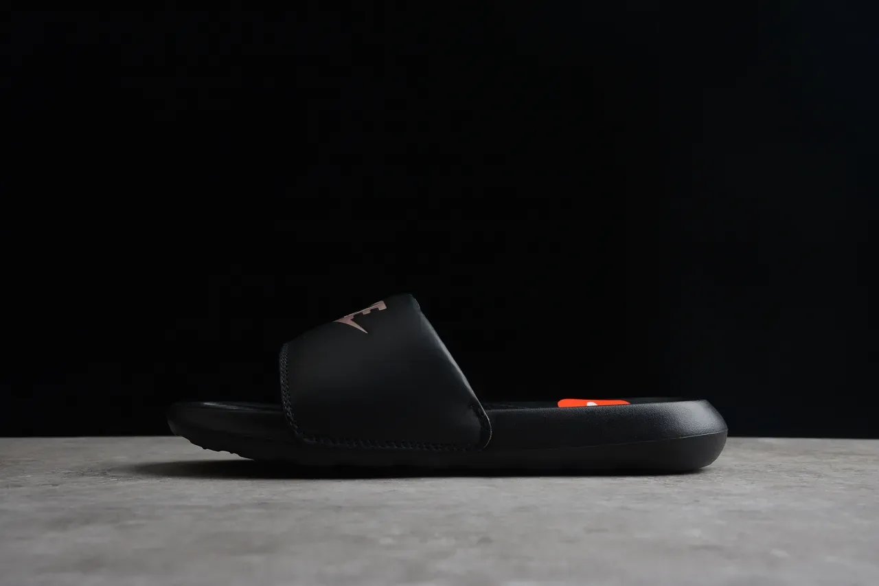 Nike Benassi JDI काली मेटैलिक Logo चप्पल 13