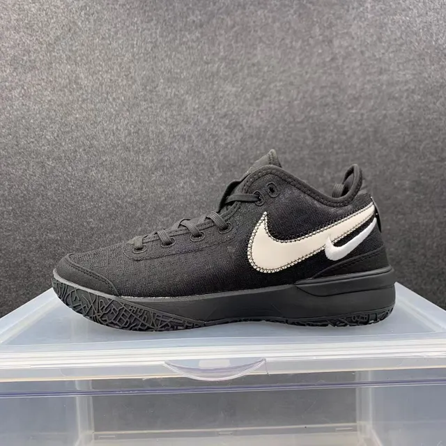 Nike Black and White Low-Top Textile Basketball Shoes 2