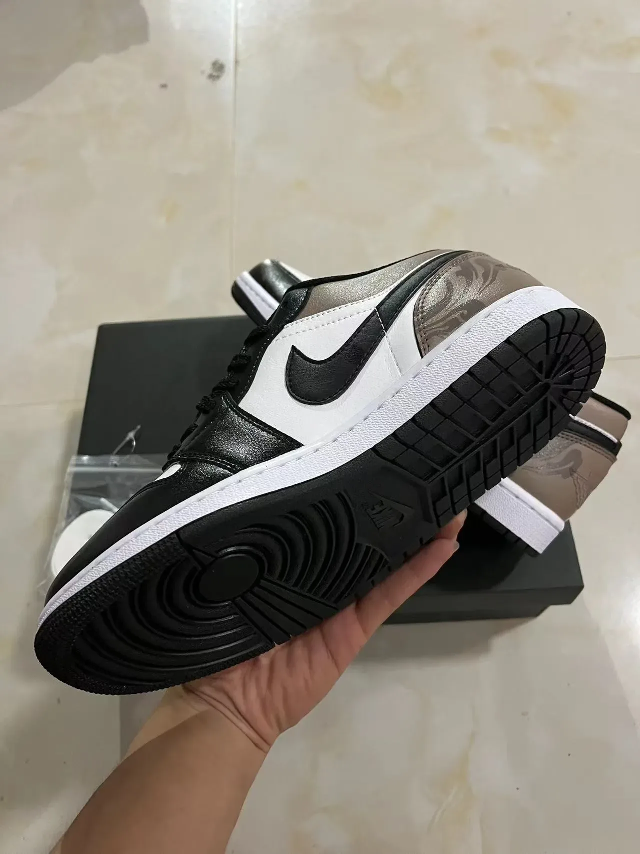 Nike Black Beige Low-Top Leather And Synthetic Upper Lifestyle Sneakers 6