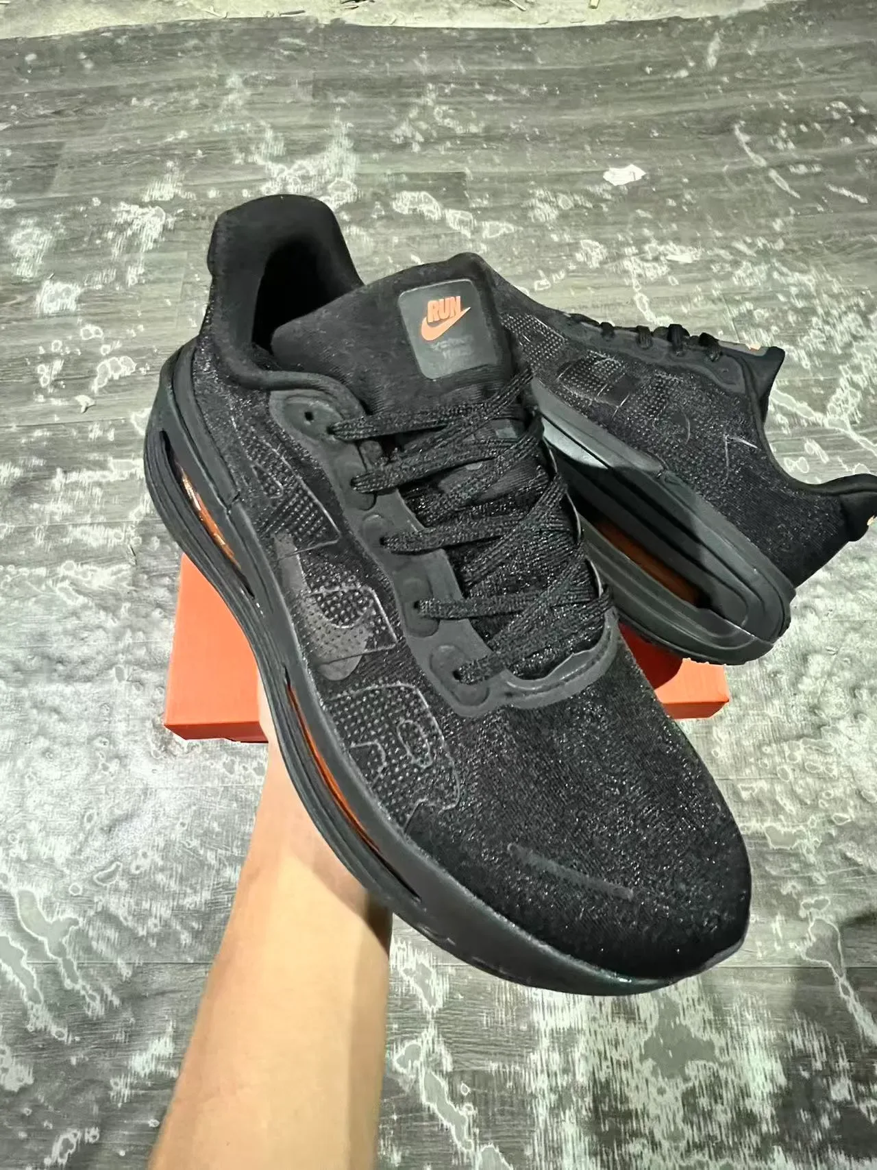 Nike Chaussures Lifestyle Noir et Orange avec upper en tricot Air Zoom exposé 2