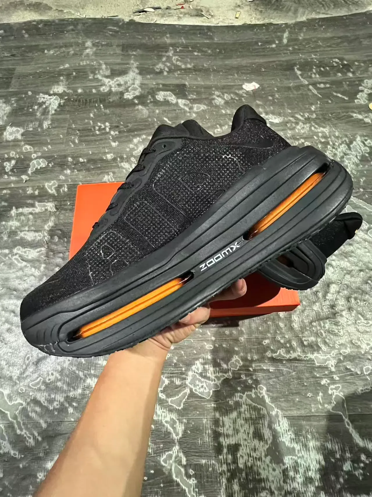 Nike Chaussures Lifestyle Noir et Orange avec upper en tricot Air Zoom exposé 5