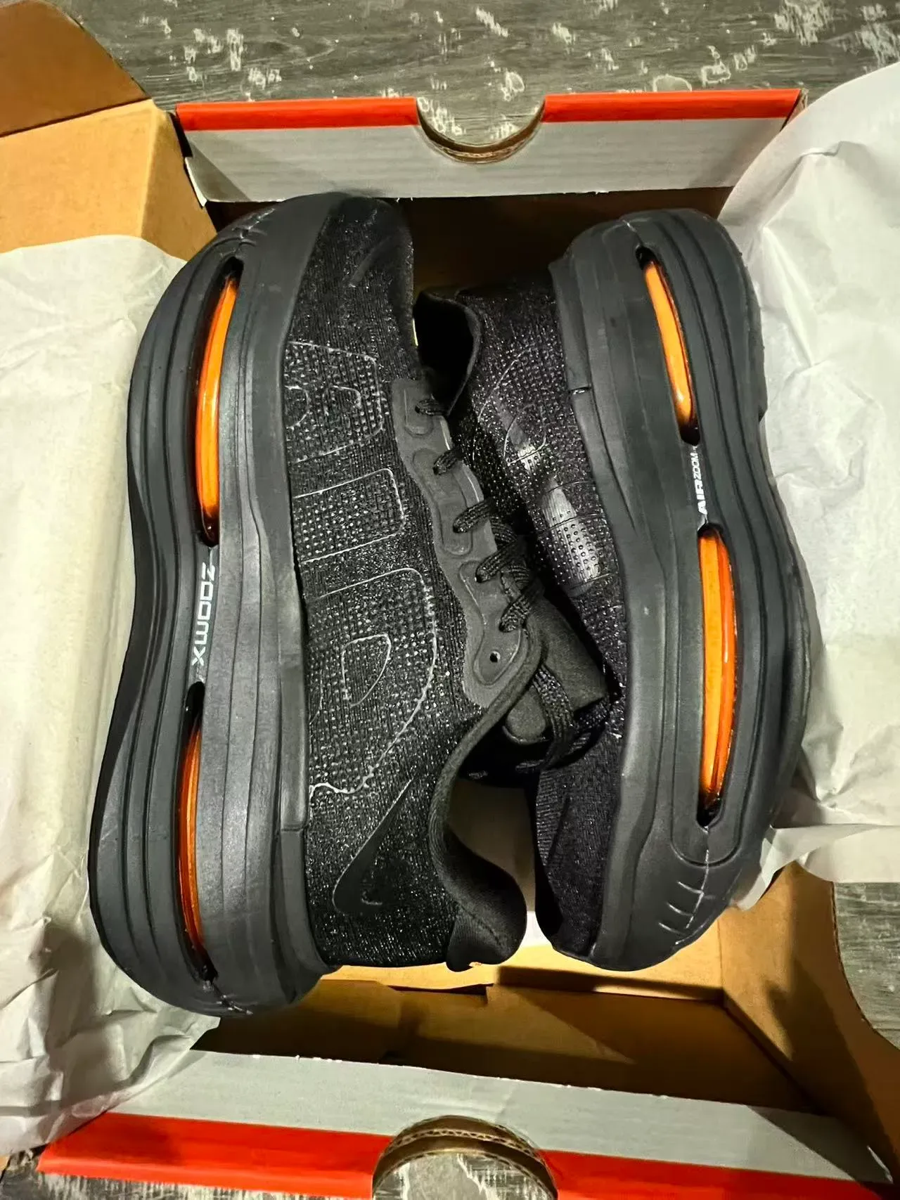 Nike Chaussures Lifestyle Noir et Orange avec upper en tricot Air Zoom exposé 9