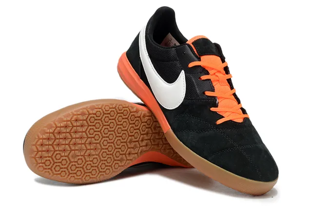 Nike Chaussures de football indoor en suède et maille noir et orange basses 4