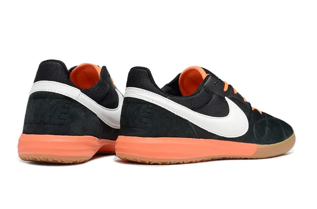 Nike Chaussures de football indoor en suède et maille noir et orange basses 5
