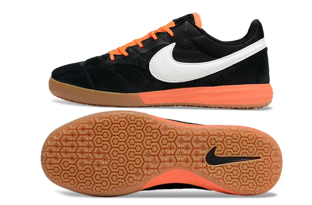 Nike Chaussures de football indoor en suède et maille noir et orange basses 6