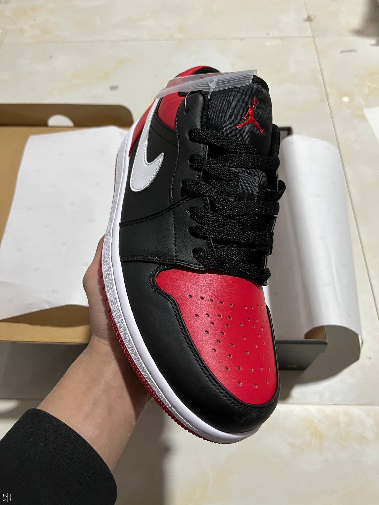 Nike Black Red Low-Top Silhouette Leather Upper Basketball Shoes 2