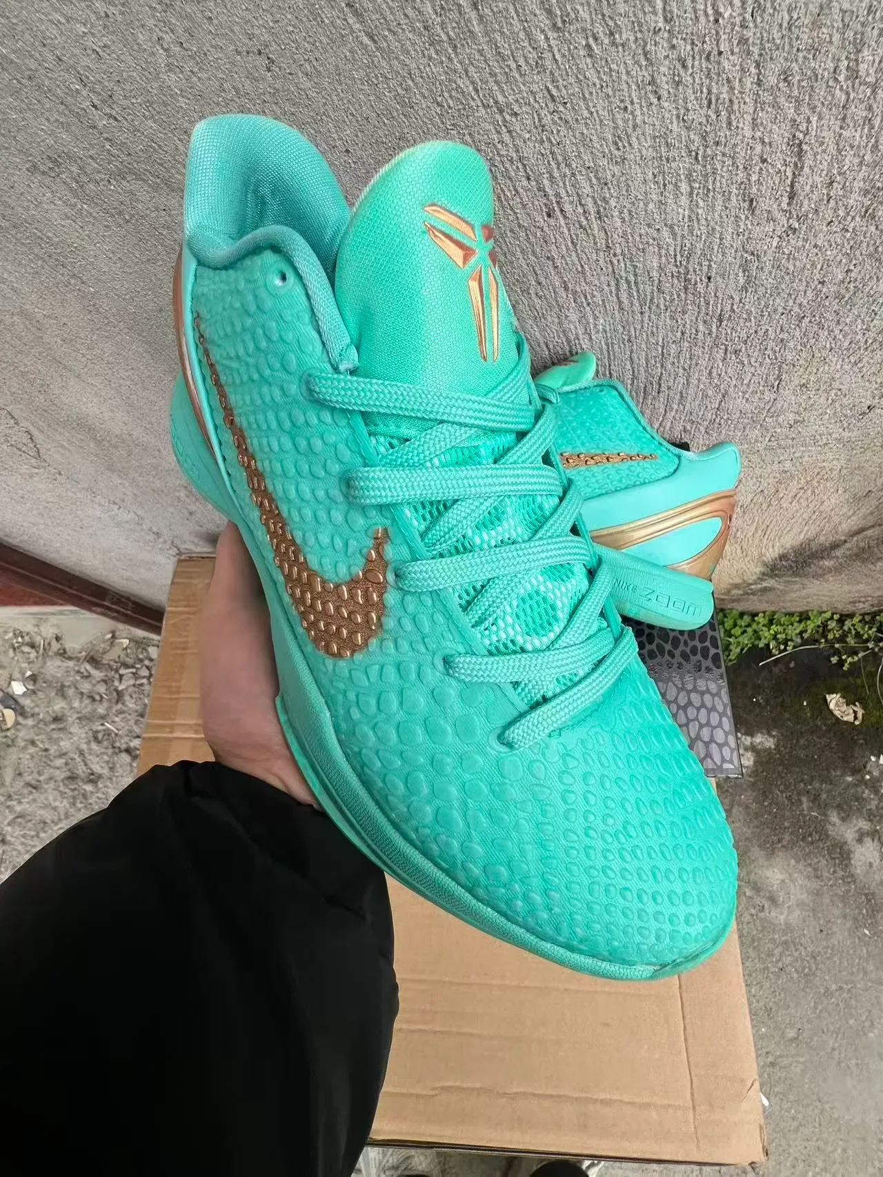 Nike Blue Gold Textured Pebbled Upper Metallic Swoosh Basketball Shoes 2