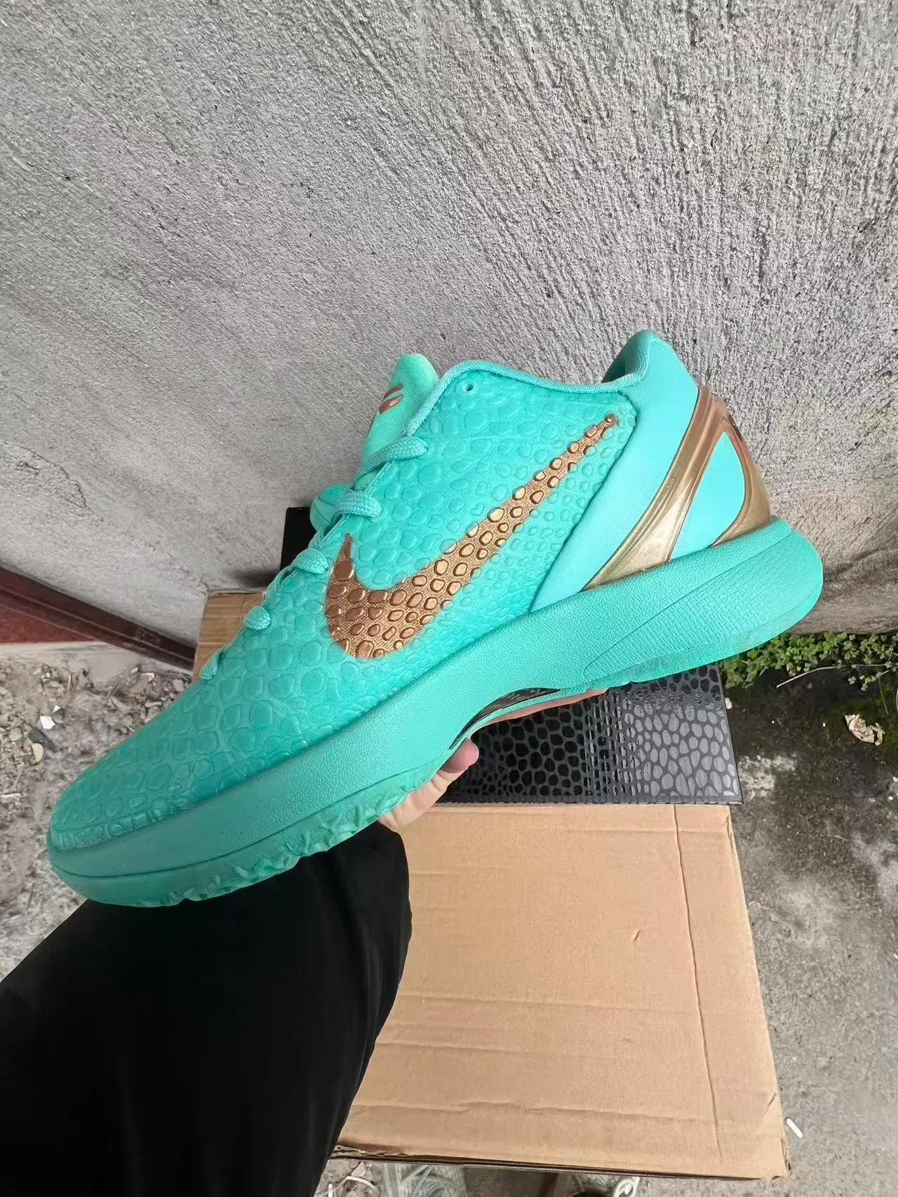Nike Blue Gold Textured Pebbled Upper Metallic Swoosh Basketball Shoes 5