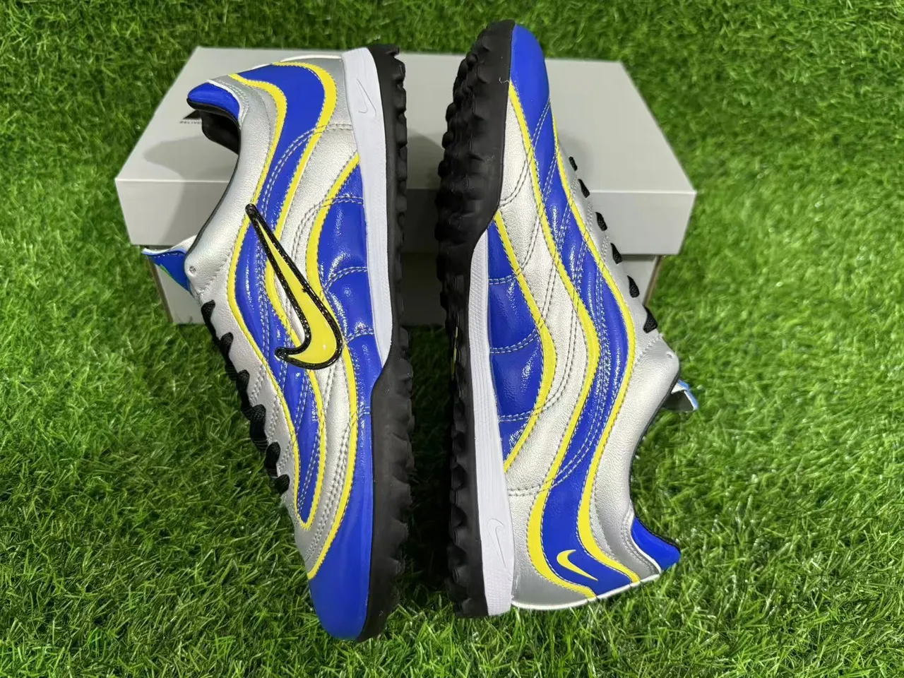 Nike أحذية كرة قدم للعشب أزرق فضي منخفضة القطع مربوطة بالرباطات مصنوعة من المواد الاصطناعية وطبقات الموجات 2