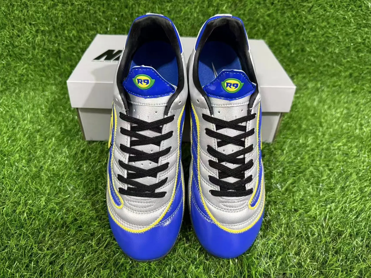 Nike أحذية كرة قدم للعشب أزرق فضي منخفضة القطع مربوطة بالرباطات مصنوعة من المواد الاصطناعية وطبقات الموجات 3