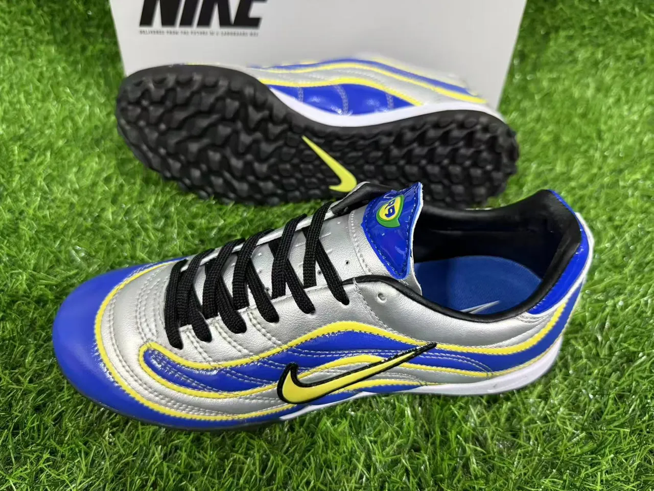 Nike أحذية كرة قدم للعشب أزرق فضي منخفضة القطع مربوطة بالرباطات مصنوعة من المواد الاصطناعية وطبقات الموجات 4
