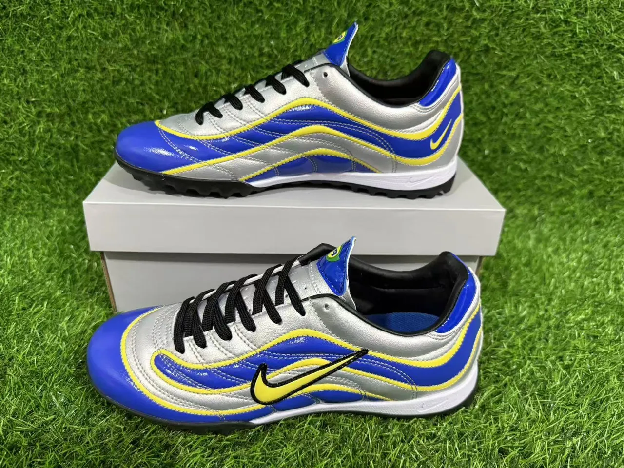 Nike أحذية كرة قدم للعشب أزرق فضي منخفضة القطع مربوطة بالرباطات مصنوعة من المواد الاصطناعية وطبقات الموجات 5