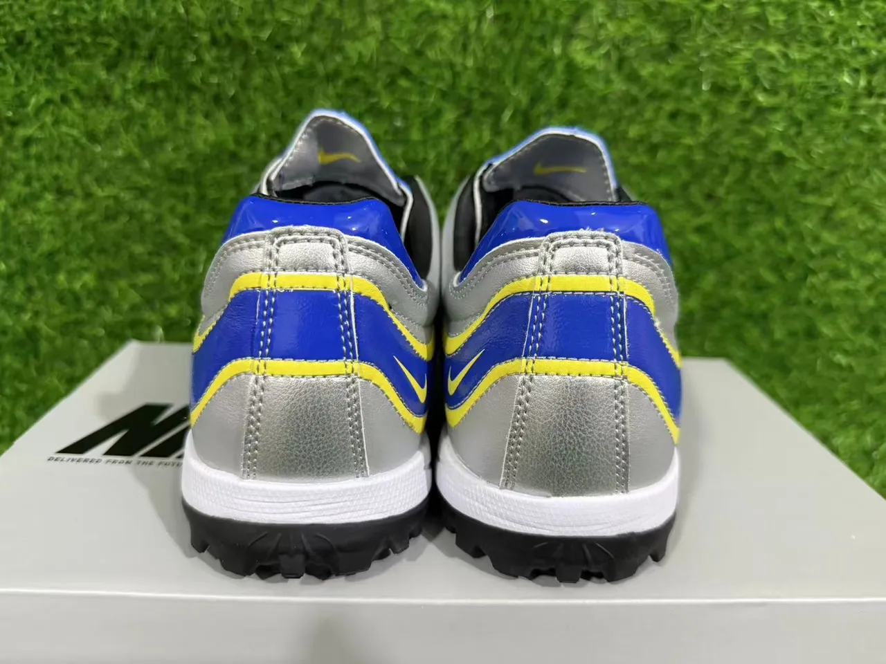 Nike أحذية كرة قدم للعشب أزرق فضي منخفضة القطع مربوطة بالرباطات مصنوعة من المواد الاصطناعية وطبقات الموجات 6