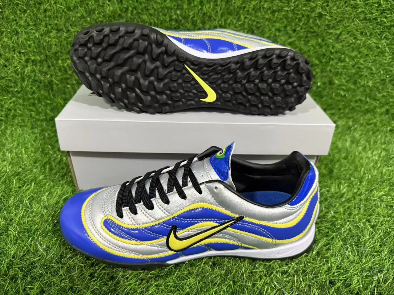 Nike أحذية كرة قدم للعشب أزرق فضي منخفضة القطع مربوطة بالرباطات مصنوعة من المواد الاصطناعية وطبقات الموجات 7