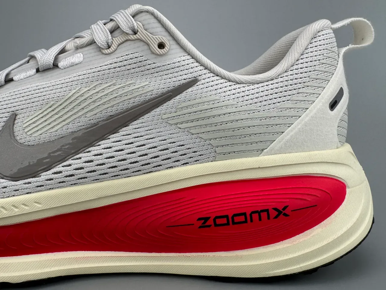 Nike Gray Red Engineered Mesh Upper Visible ZoomX Cushioning Window Running Shoes 4