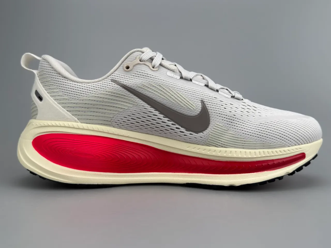 Nike Gray Red Engineered Mesh Upper Visible ZoomX Cushioning Window Running Shoes 9