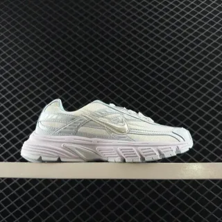 Nike Initiator Off-White और Pink Lifestyle Sneakers