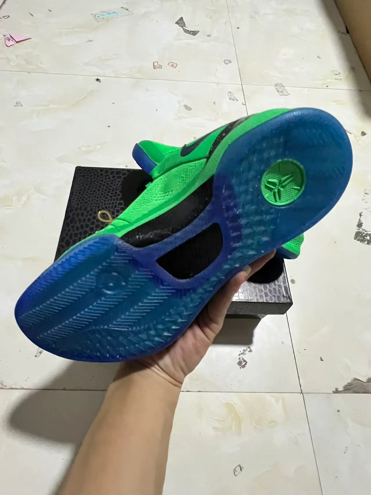 Nike Kobe Green Blue Knit Upper Textured Swoosh Basketball Shoes 5