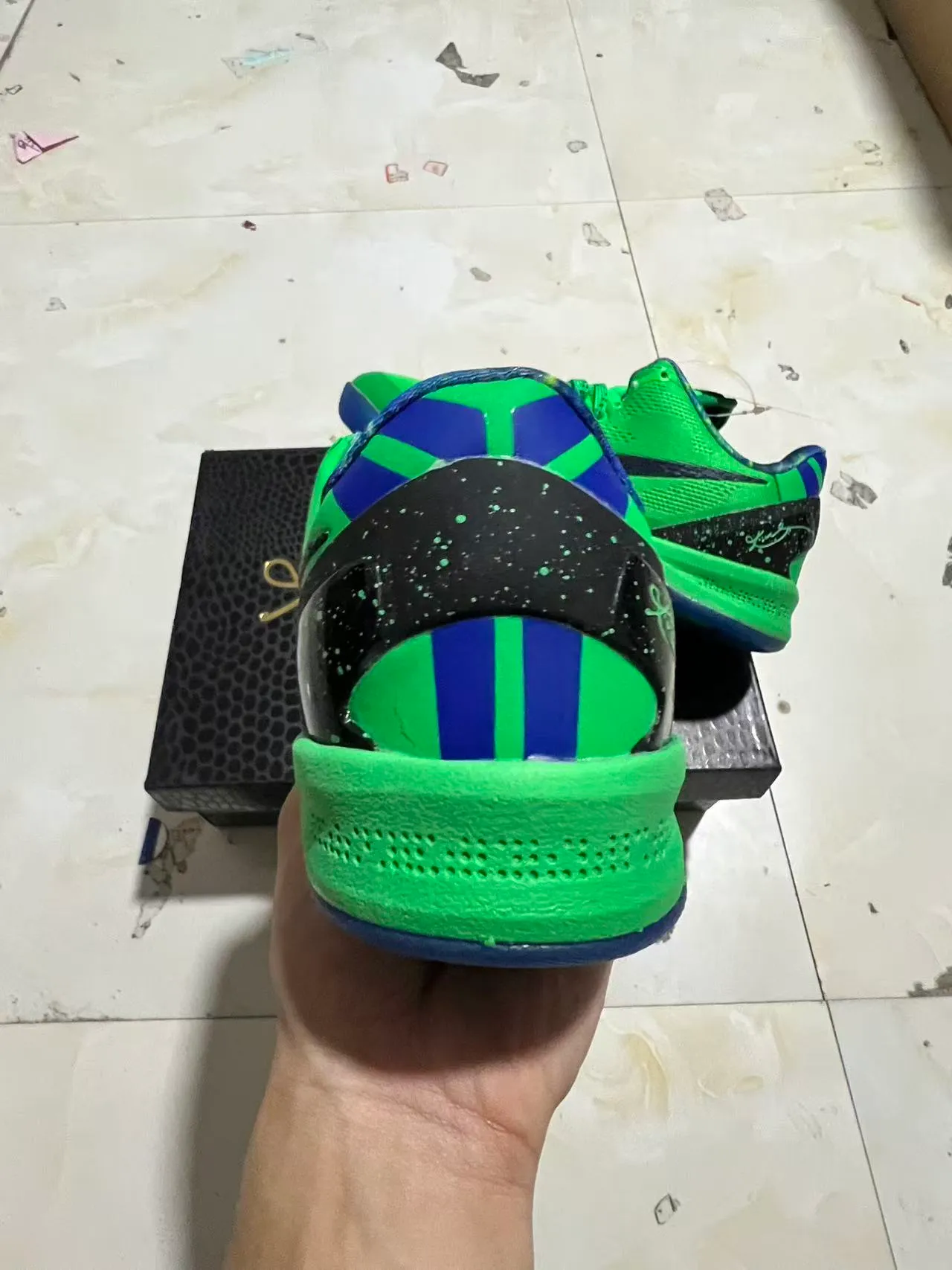 Nike Kobe Green Blue Knit Upper Textured Swoosh Basketball Shoes 7