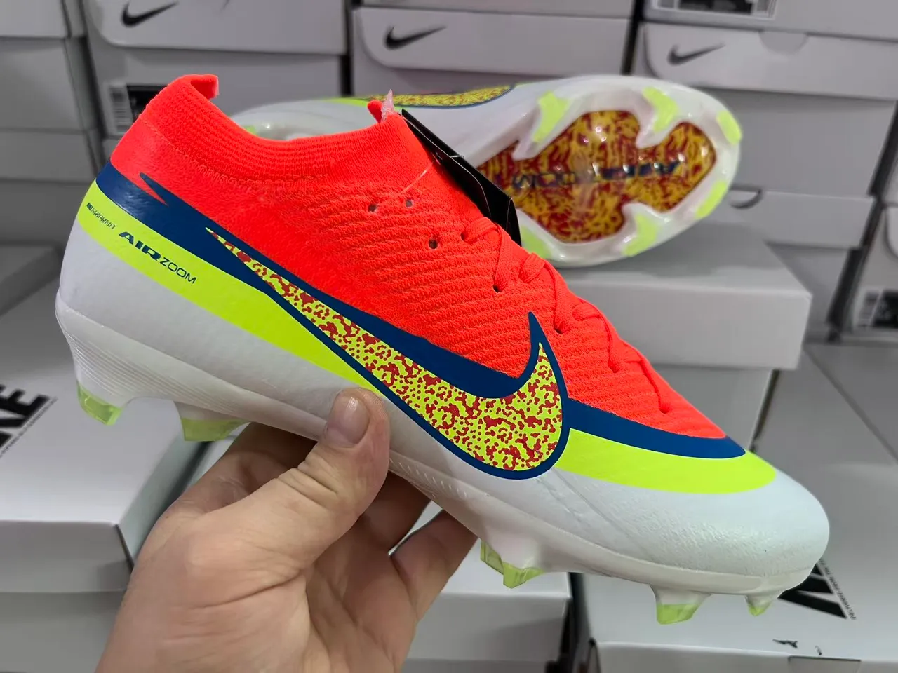 Nike Chaussures de Football Orange Vert Coupe Basse Upper en Maille Ajustement Dynamique Collar Sol Ferme 16