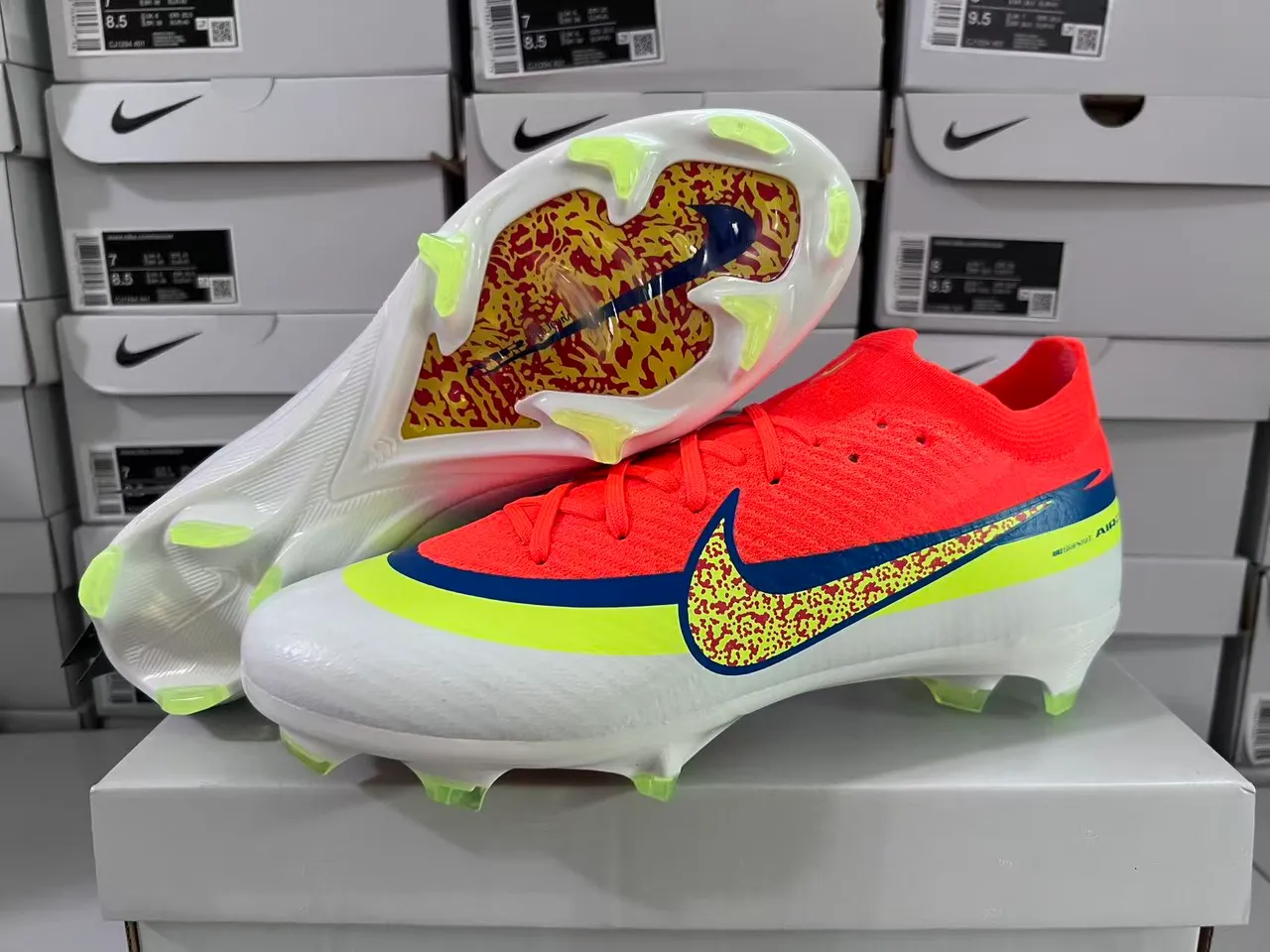 Nike Chaussures de Football Orange Vert Coupe Basse Upper en Maille Ajustement Dynamique Collar Sol Ferme 17