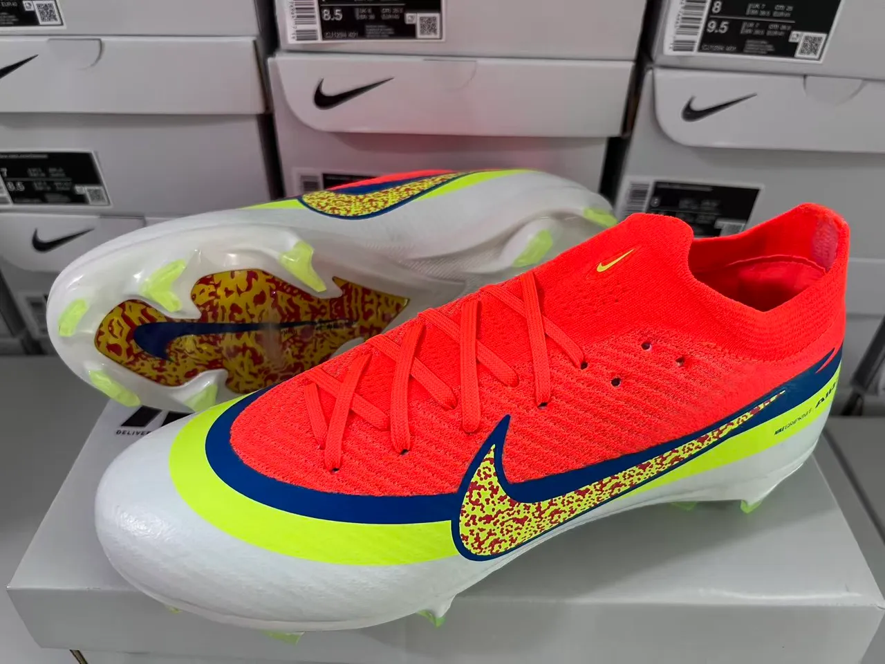 Nike Chaussures de Football Orange Vert Coupe Basse Upper en Maille Ajustement Dynamique Collar Sol Ferme 18