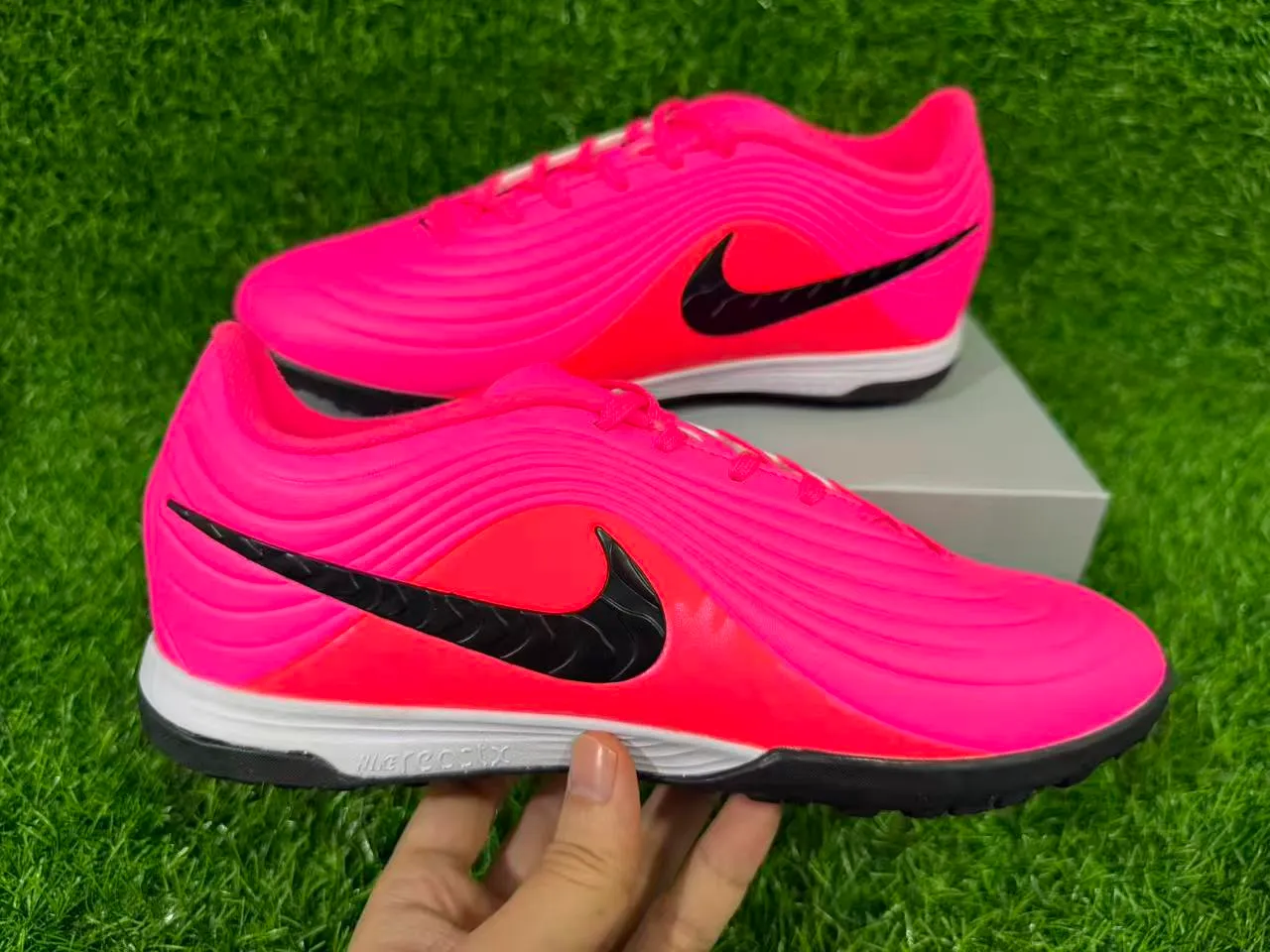 Nike Phantom GT intérieur rose vif noir chaussures de football intérieur 4