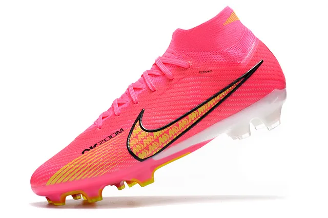 Nike Phantom GT Chaussures de football rose jaune à empeigne de maille haute, crampons coniques moulés pour terrain ferme 3