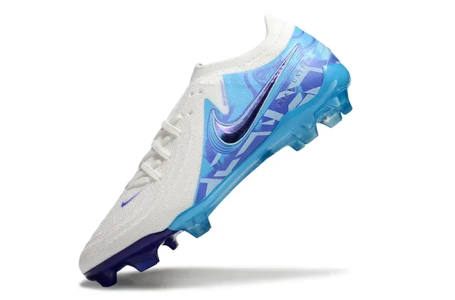 Nike Phantom GT أحذية كرة القدم Firm-Ground أبيض وأزرق Knit Upper رسم بياني iridescent 3