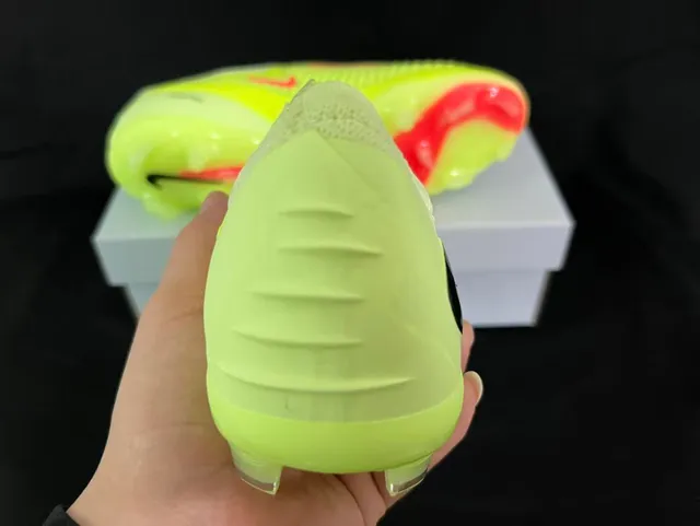 Nike Phantom GT হলুদ লাল বোনা উপরের অংশ অসমমিত লেসিং ফার্ম-গ্রাউন্ড সকারের জুতা 10