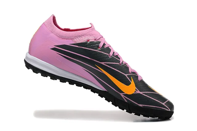 Nike أحذية كرة القدم على العشب باللون الوردي والبرتقالي منخفضة القطع ذات الجزء العلوي المحبوك والربط غير المنتظم 3