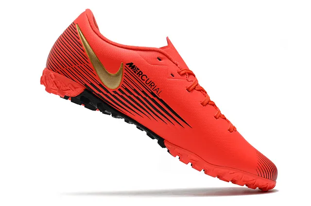 Nike Sapatos de futebol turf, corte baixo, upper sintético, cadarços assimétricos, rosa e prata 9