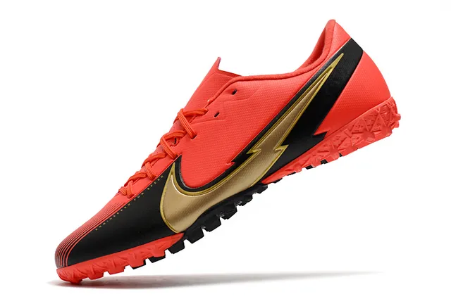 Nike Sapatos de futebol turf, corte baixo, upper sintético, cadarços assimétricos, rosa e prata 10