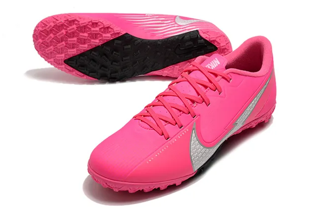 Nike Sapatos de futebol turf, corte baixo, upper sintético, cadarços assimétricos, rosa e prata 18