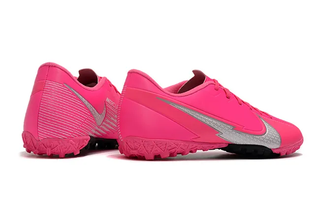 Nike Sapatos de futebol turf, corte baixo, upper sintético, cadarços assimétricos, rosa e prata 19