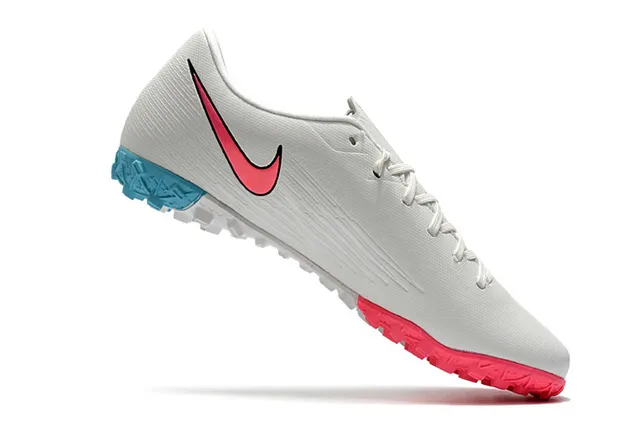 Nike Sapatos de futebol turf, corte baixo, upper sintético, cadarços assimétricos, rosa e prata 22