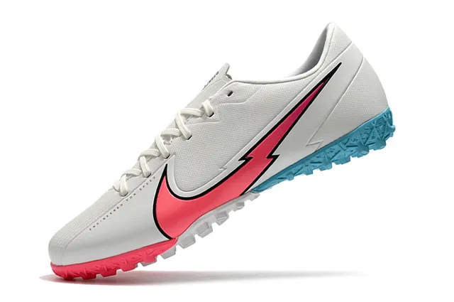 Nike Sapatos de futebol turf, corte baixo, upper sintético, cadarços assimétricos, rosa e prata 23