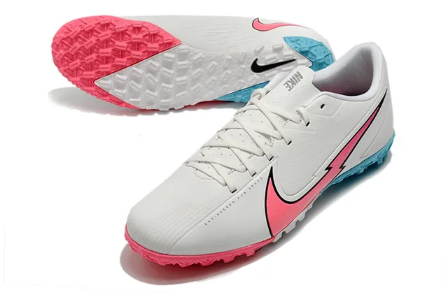Nike Sapatos de futebol turf, corte baixo, upper sintético, cadarços assimétricos, rosa e prata 24