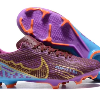 Nike Zapatos de fútbol con upper sintético morado y azul impreso geométricamente, Swoosh acentuado en oro para terreno firme