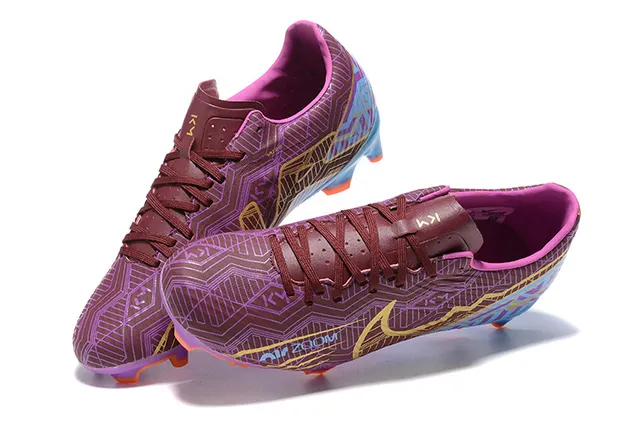 Nike Chaussures de football avec upper synthétique imprimé géométriquement en violet et bleu, Swoosh accentué en or et pour terrain ferme 2
