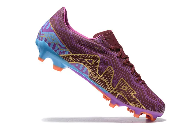 Nike Chaussures de football avec upper synthétique imprimé géométriquement en violet et bleu, Swoosh accentué en or et pour terrain ferme 3