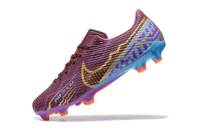 Nike Chaussures de football avec upper synthétique imprimé géométriquement en violet et bleu, Swoosh accentué en or et pour terrain ferme 4