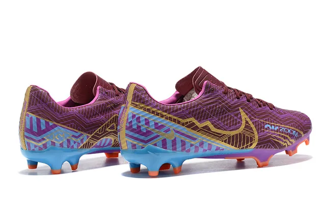 Nike Chaussures de football avec upper synthétique imprimé géométriquement en violet et bleu, Swoosh accentué en or et pour terrain ferme 5