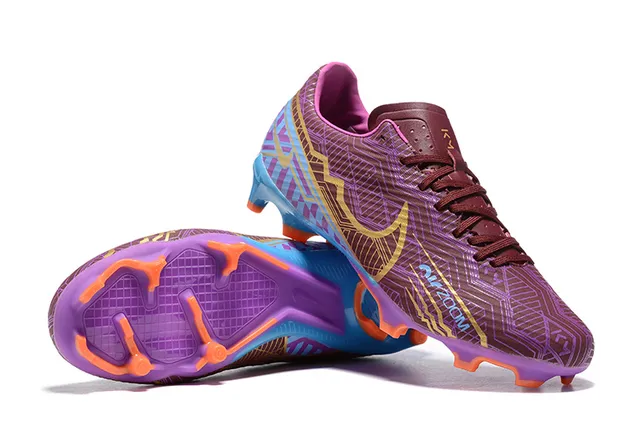 Nike Chaussures de football avec upper synthétique imprimé géométriquement en violet et bleu, Swoosh accentué en or et pour terrain ferme 6