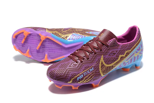 Nike Chaussures de football avec upper synthétique imprimé géométriquement en violet et bleu, Swoosh accentué en or et pour terrain ferme 7