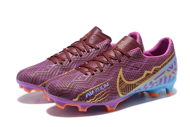 Nike Chaussures de football avec upper synthétique imprimé géométriquement en violet et bleu, Swoosh accentué en or et pour terrain ferme 8